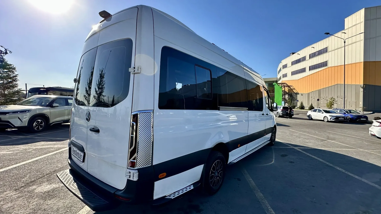 Белый Sprinter на 17 мест на парковке перед выездом из Астаны в Боровое