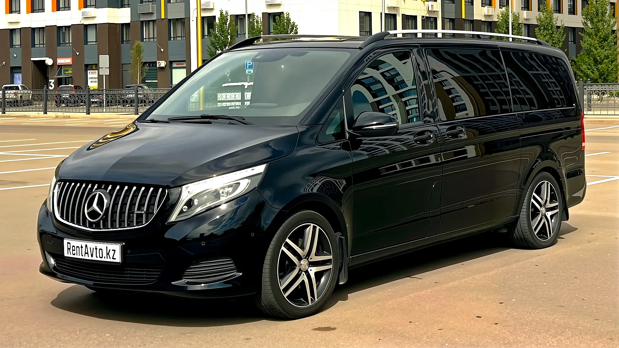 Салон Mercedes-Benz V-Class с центральным столиком и креслами, развернутыми друг к другу, подходит для поездок по Астане