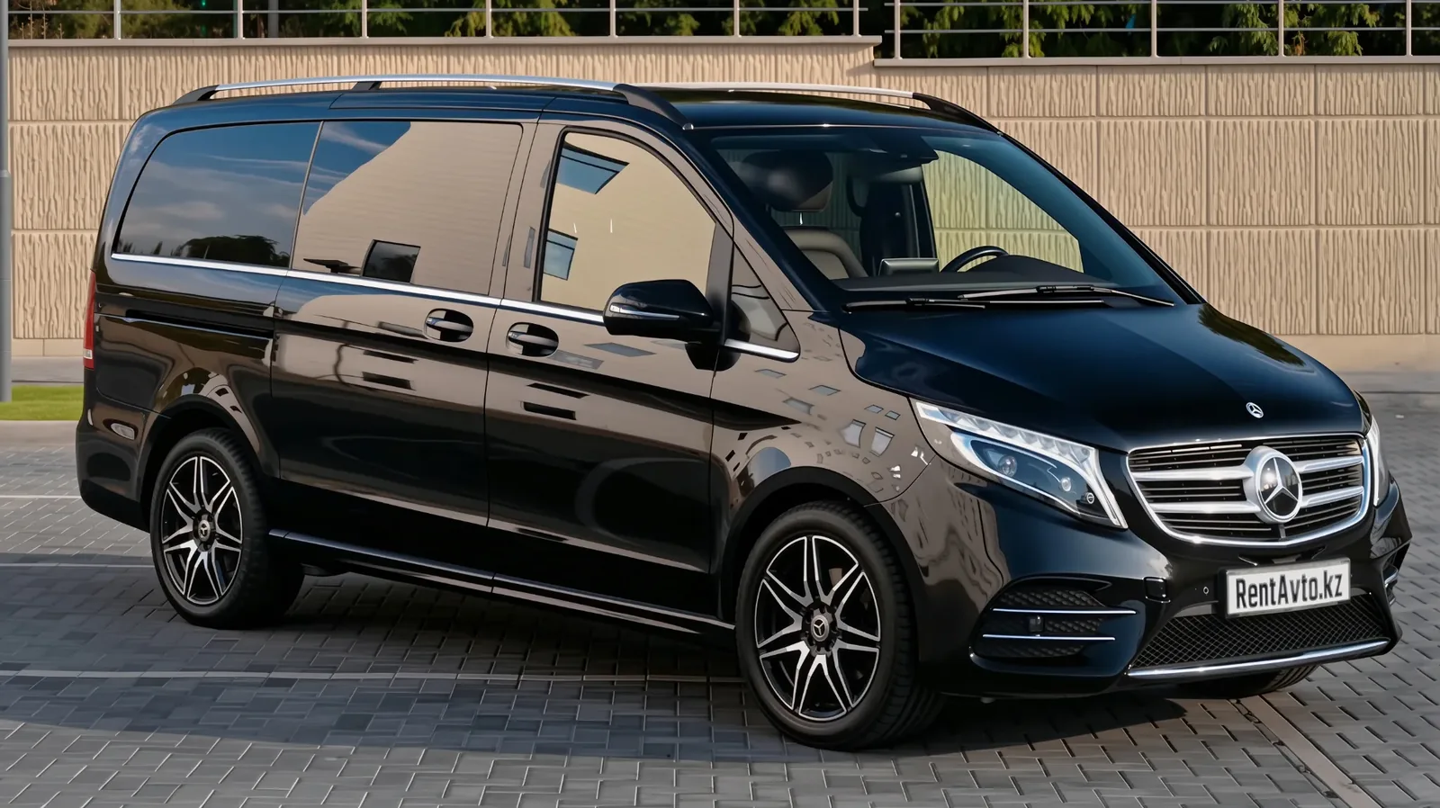 Чёрный Mercedes-Benz V-Class на 6 мест стоит на городской площадке в Астане, подходящий для почасового формата аренды с водителем