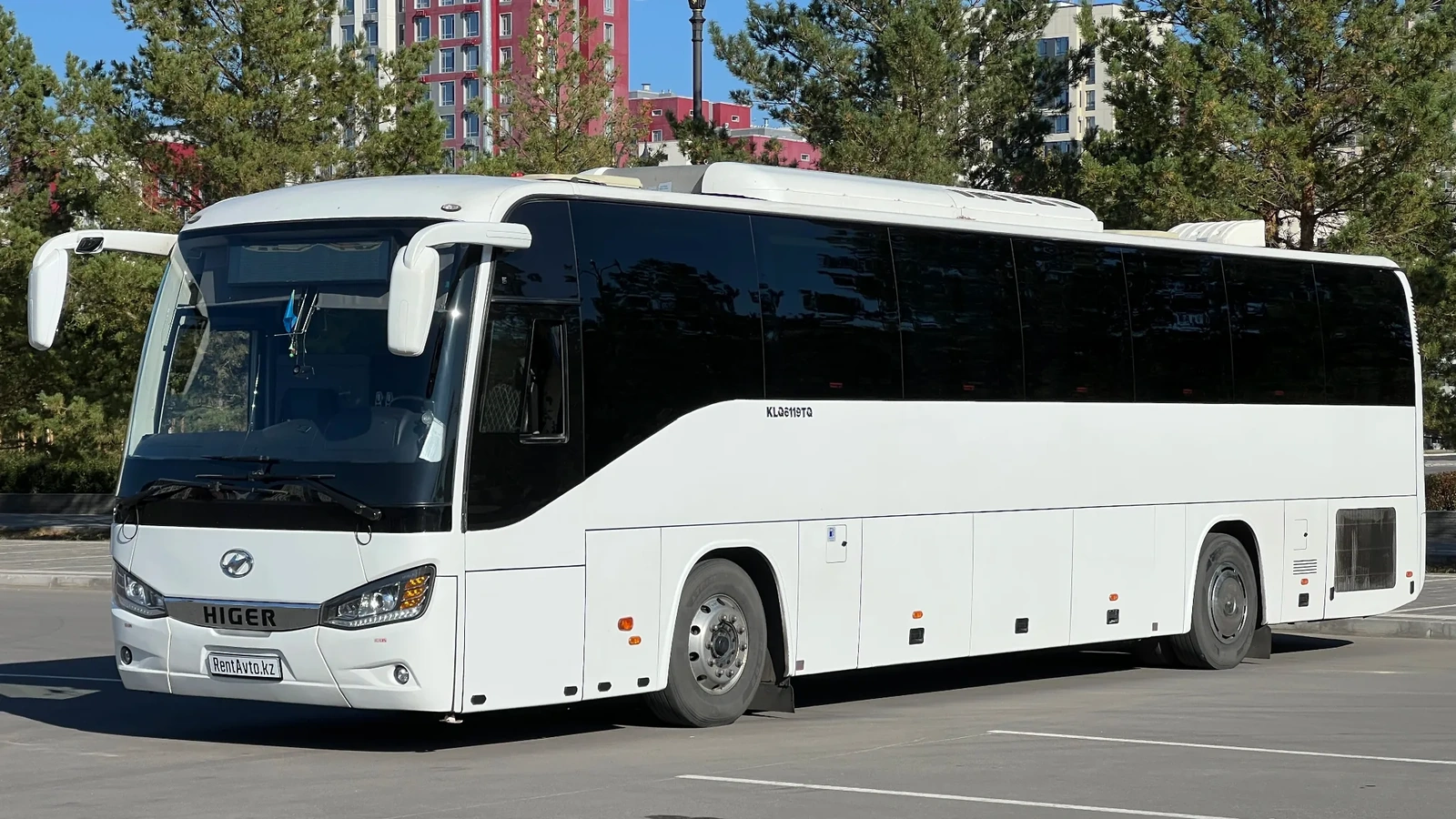 Ряд комфортных кресел в автобусе Higer удобных для почасовой аренды или для коротких деловых выездов