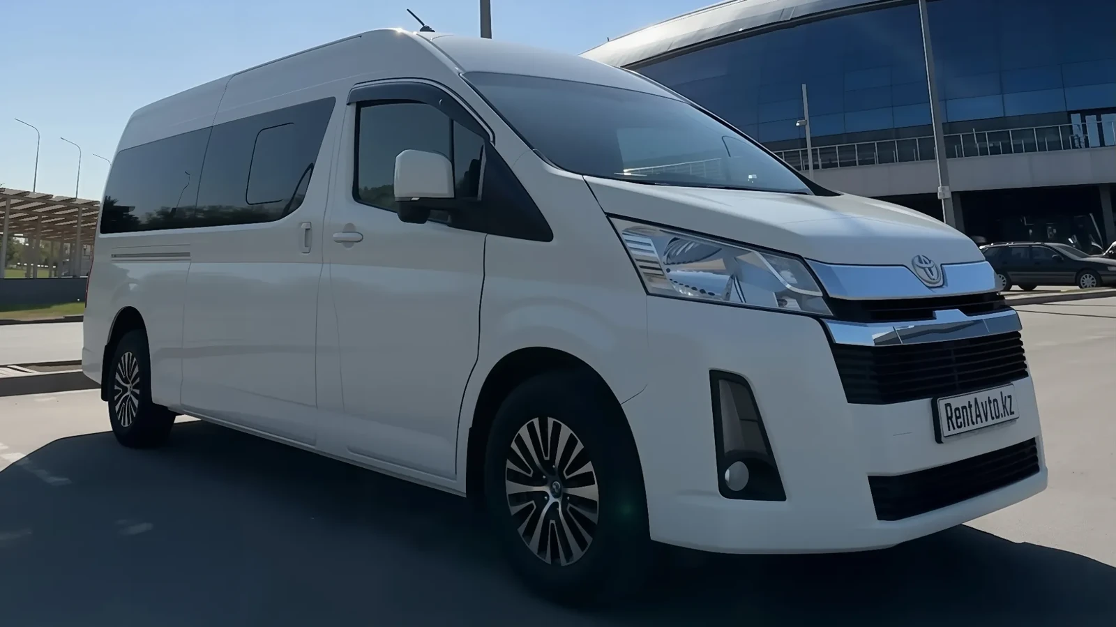 Салон Toyota Hiace на 9 мест в дневном освещении перед почасовым выездом