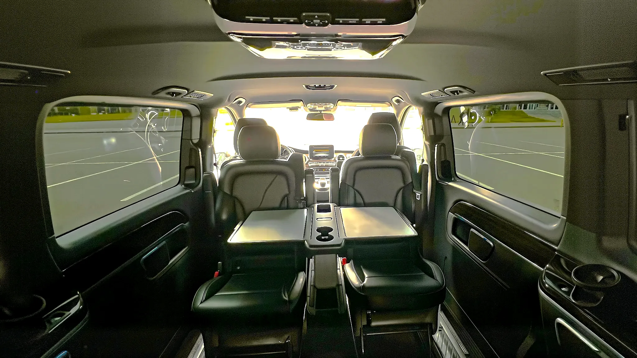 Салон Mercedes-Benz V-Class с центральным столиком и креслами, развернутыми друг к другу, подходит для поездок по Астане