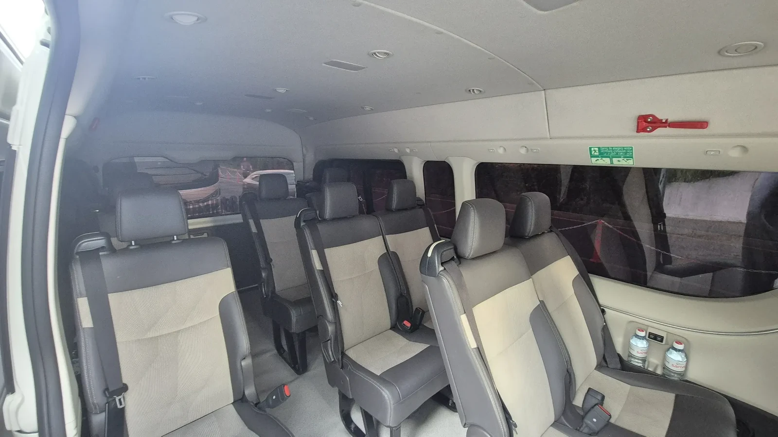 Салон Toyota Hiace на 9 мест в дневном освещении перед почасовым выездом
