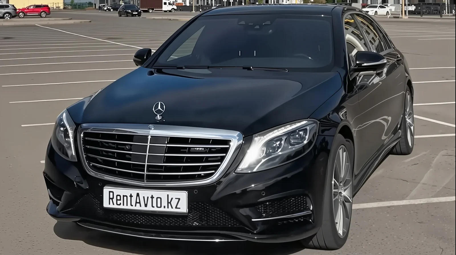 Фронтальный ракурс чёрного Mercedes-Benz S-Class 222 на парковке, представительский седан подойдёт для аренды с водителем и встреч деловых гостей в Астане