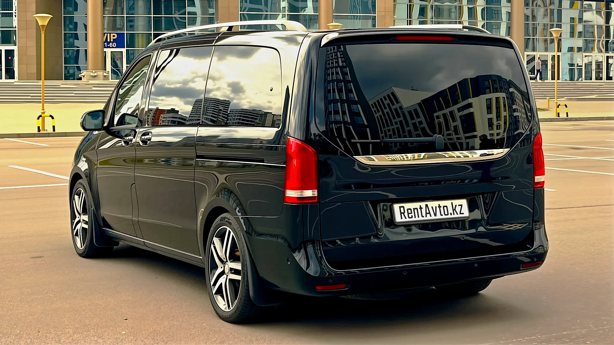 Передняя часть салона Hyundai Staria LUX с современным рулём и крупным экраном мультимедийной системы