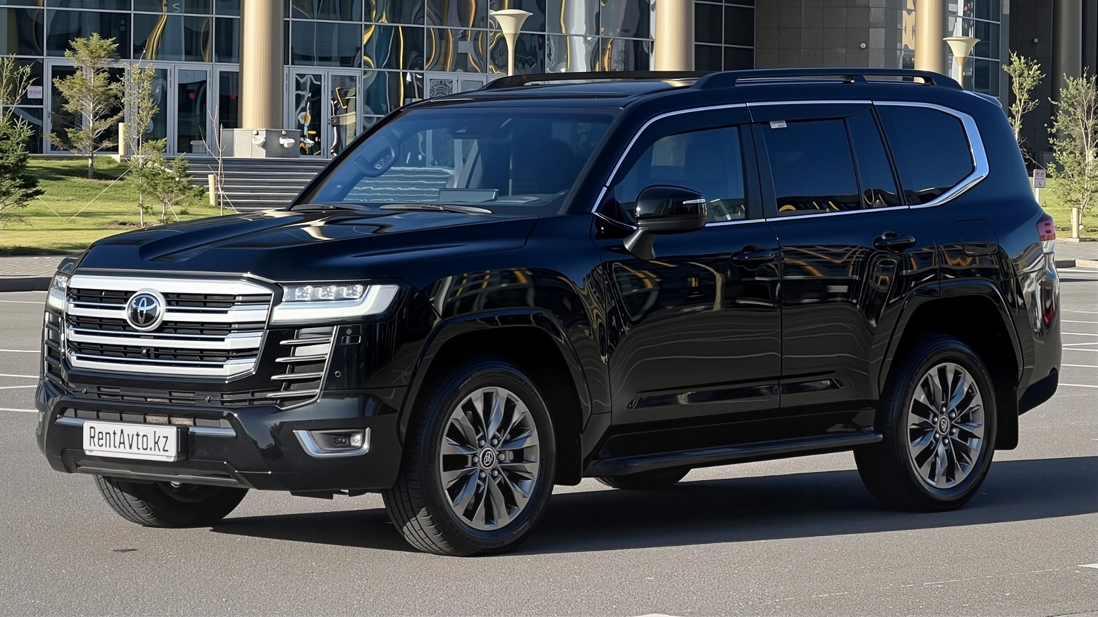 Чёрный Toyota Land Cruiser 300 на парковке, который выбирают для поездок с водителем