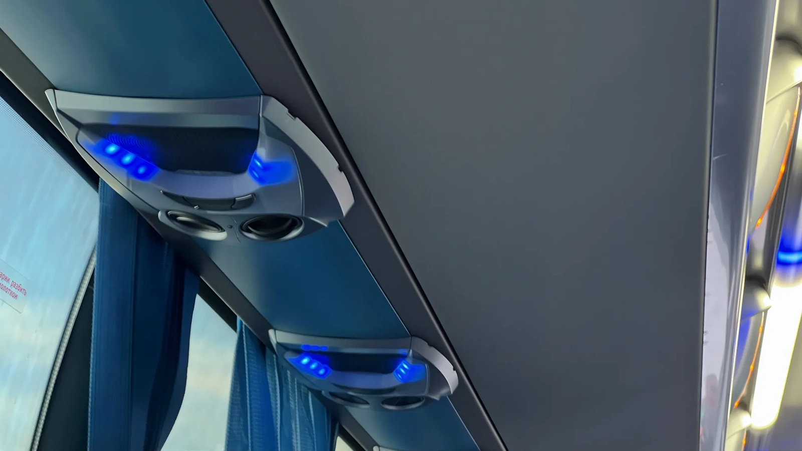 Белый Higer используется как 50-местный автобус для трансферов по Астане и пригородам