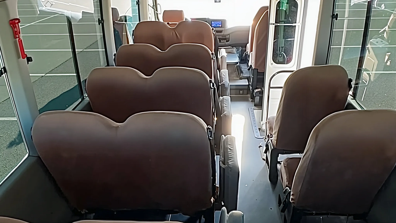 Салон автобуса Toyota Coaster практичный на рейсах из Астаны в загородные зоны отдыха