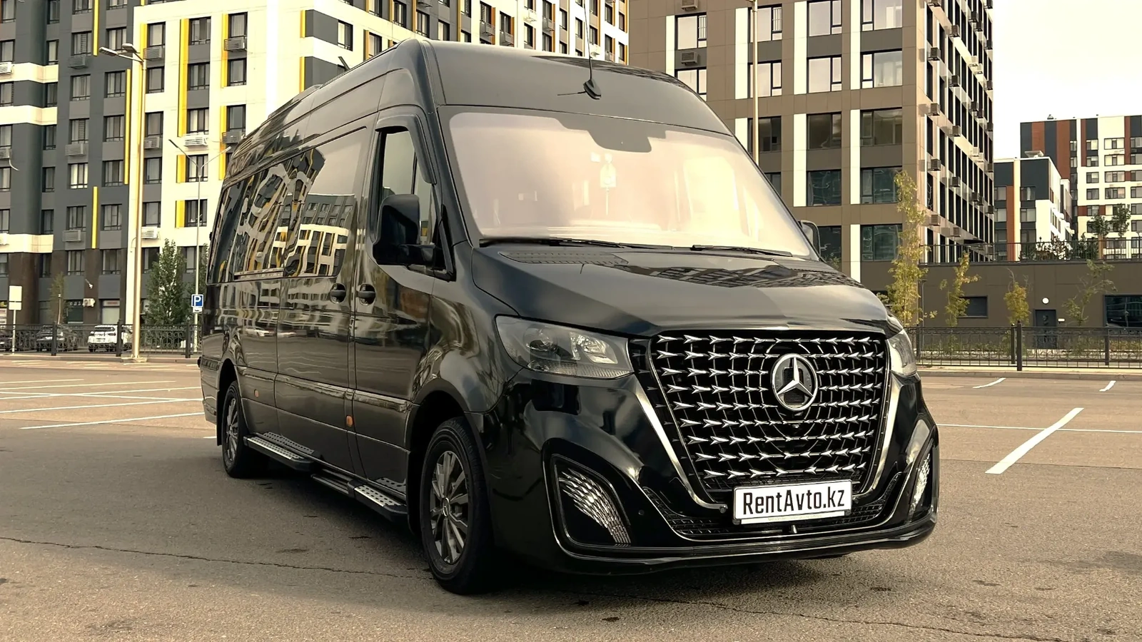 Чёрный Mercedes-Benz Sprinter на 14 мест у жилых домов Астаны перед рабочей сменой
