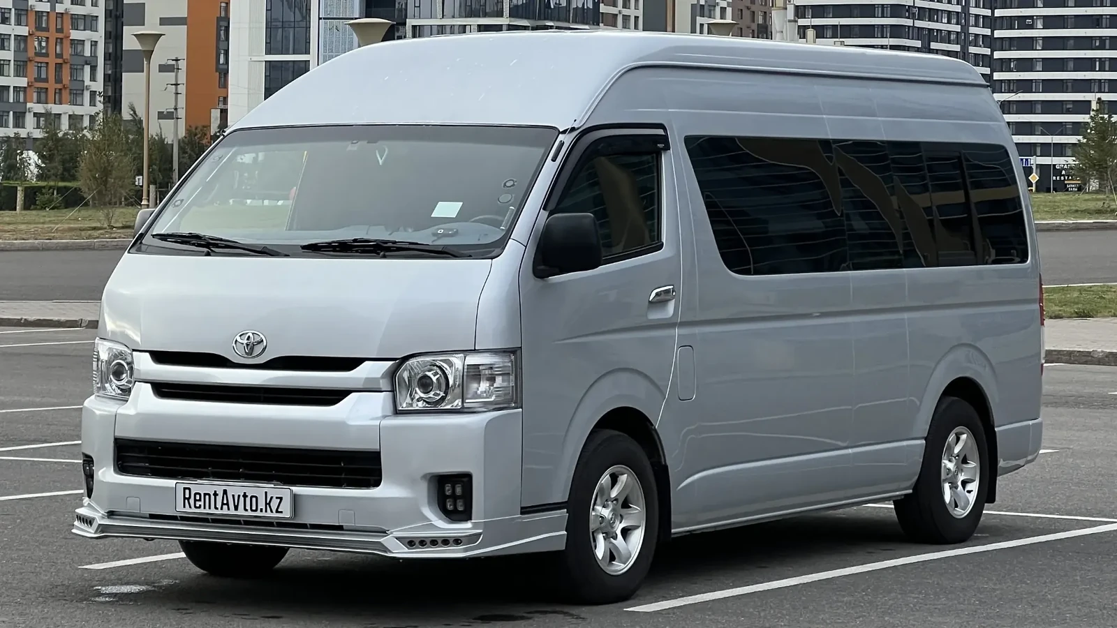 Toyota Hiace на 12 мест перед городским мероприятием на парковочной площадке