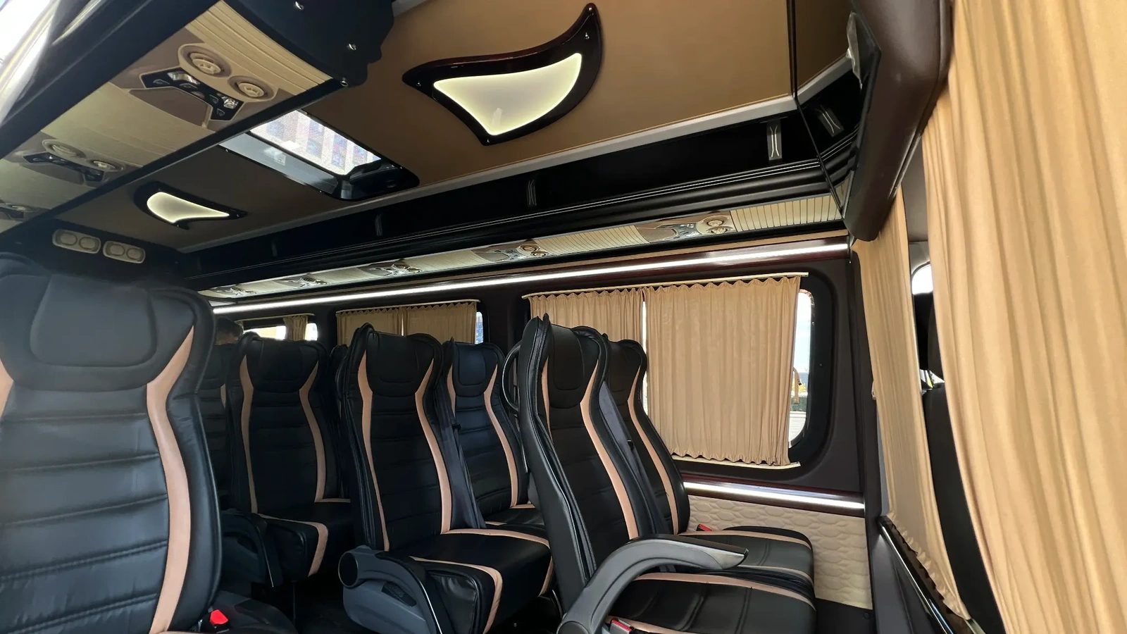 Пассажирский салон Sprinter на 20 мест с индивидуальной подсветкой, подходящий для междугородних поездок из Астаны в Павлодар и другие города