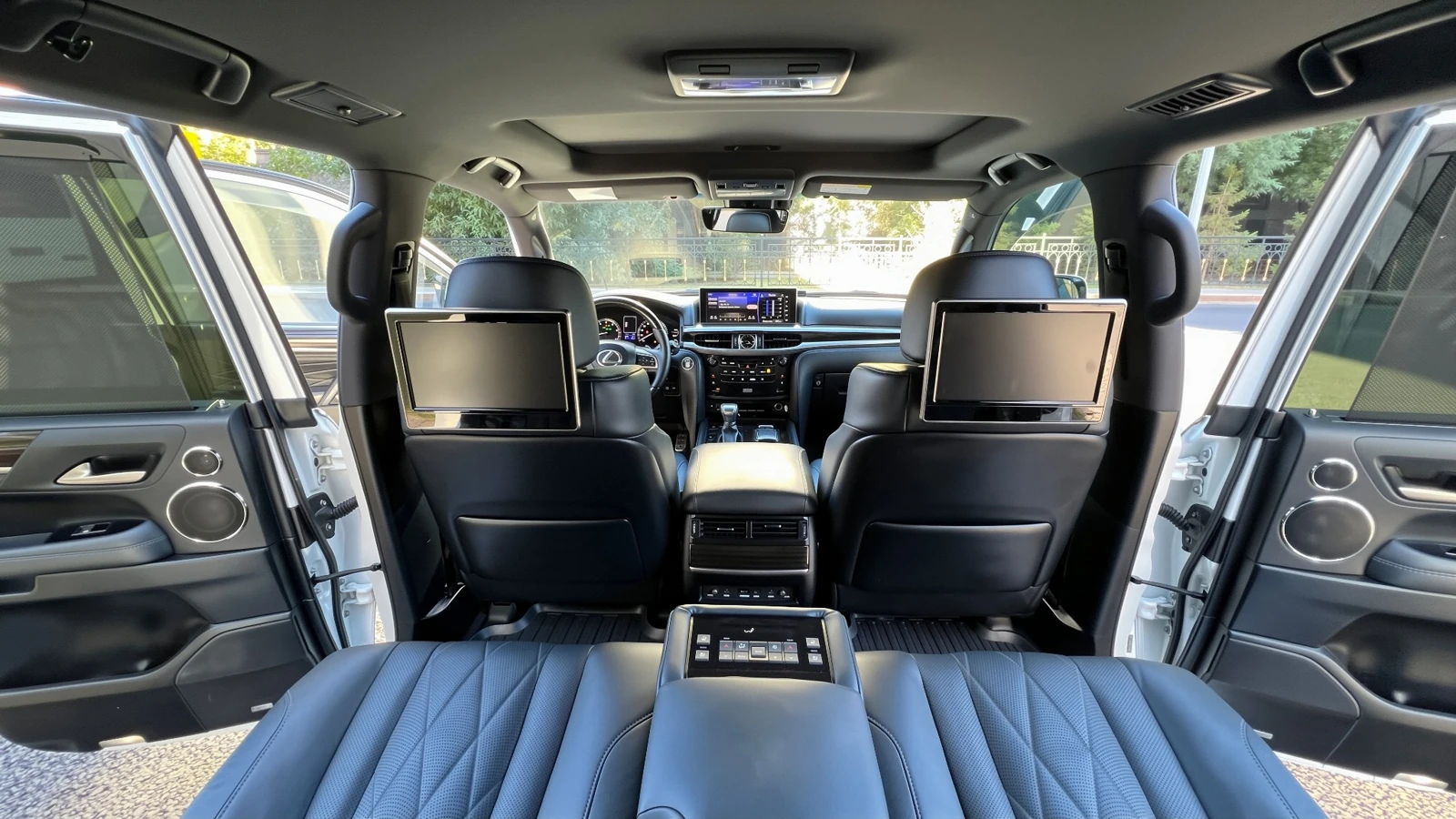 Просторный средний ряд сидений Lexus LX570 с удобными подголовниками и подлокотниками для длительных поездок из Астаны в Алматы