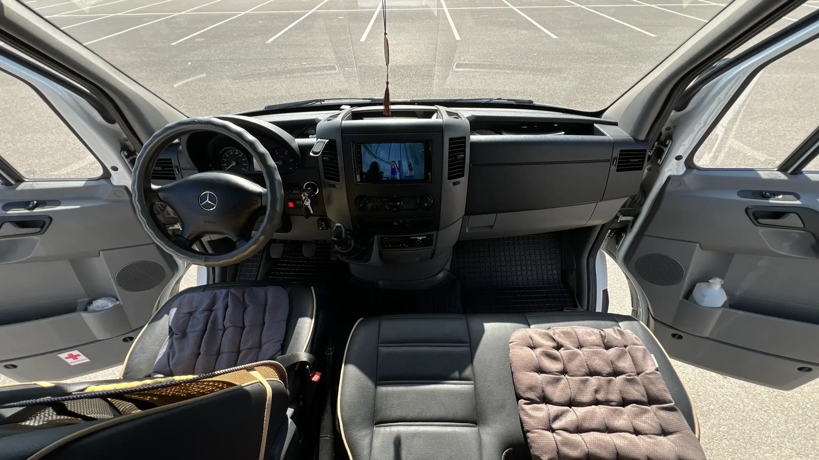 Передняя зона салона Sprinter на 20 мест с обзором кабины, применяемая для развозки сотрудников и корпоративных маршрутов по Астане