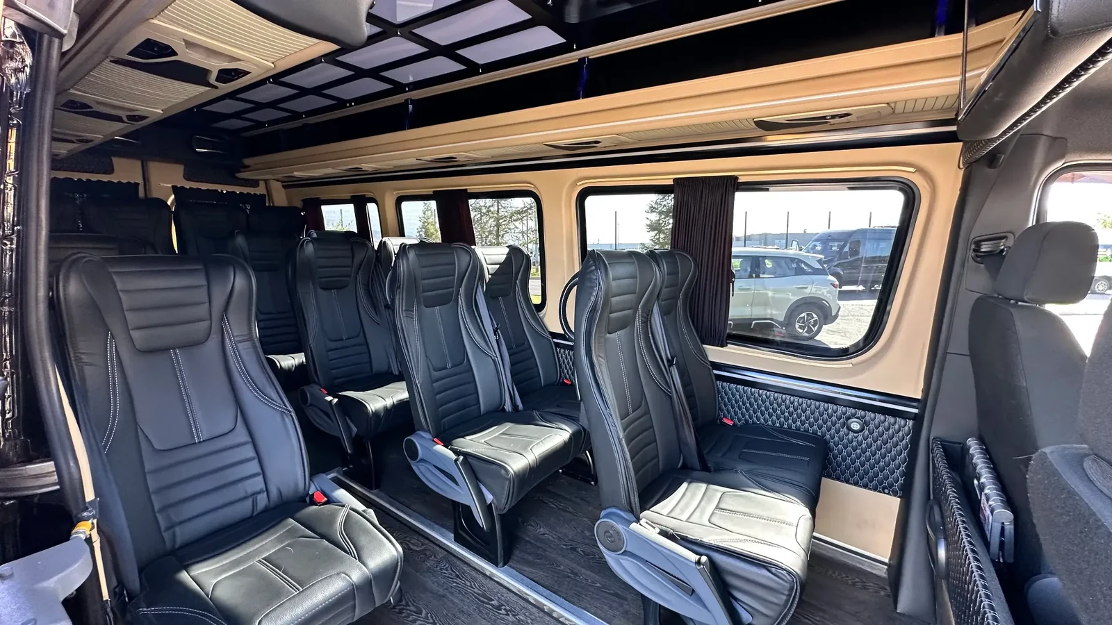 Чёрный Mercedes-Benz Sprinter на 16 мест в дневном уличном ракурсе