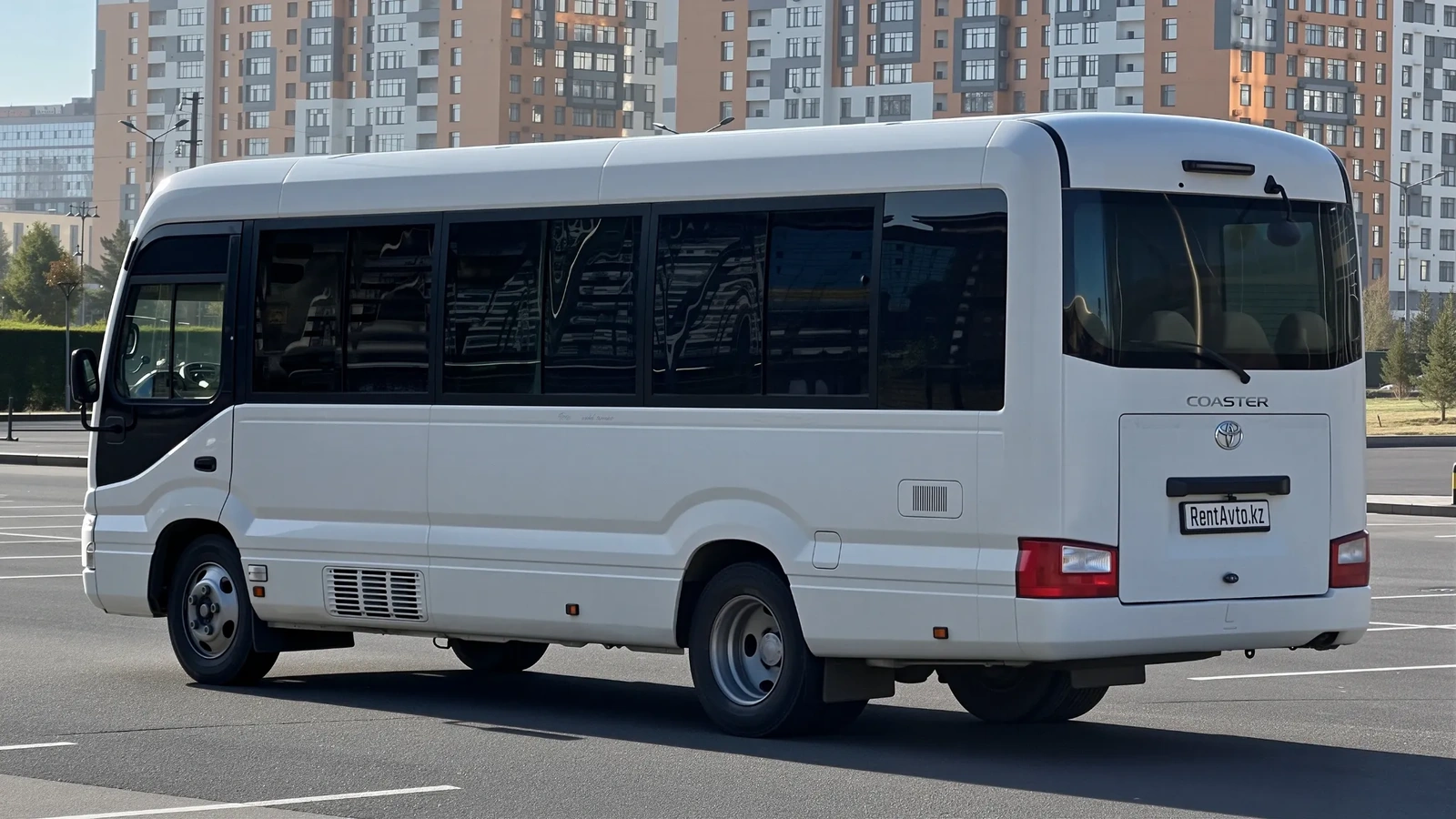 Ряды коричневых кресел в компактном автобусе на 27 мест, необходимый как транспорт для небольших групп по Астане