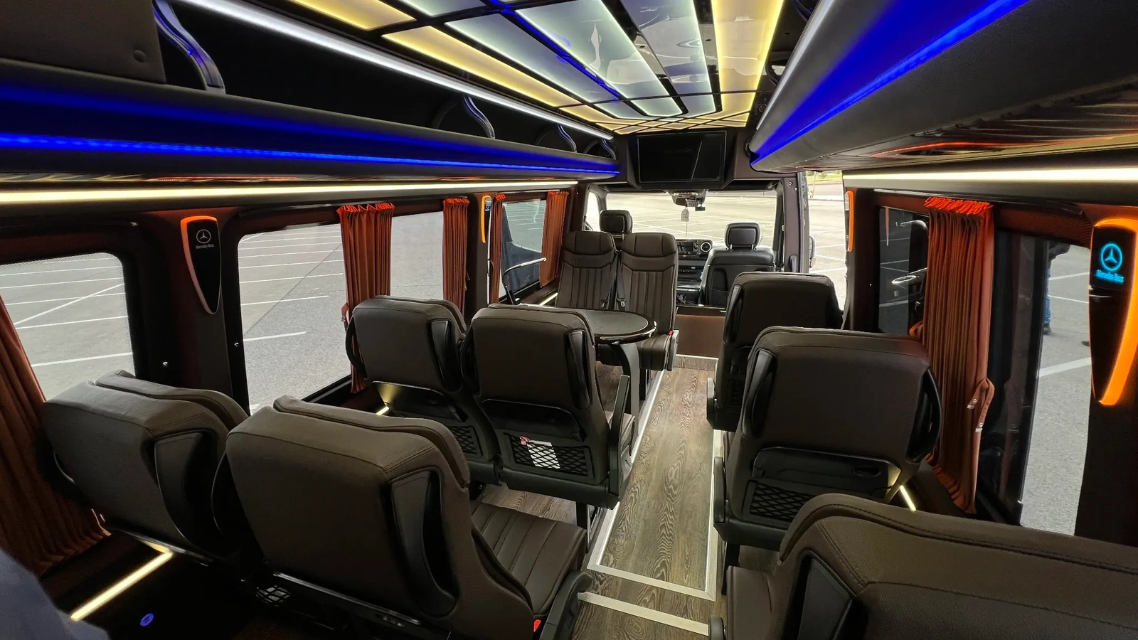 Чёрный Mercedes-Benz Sprinter на 14 мест у жилых домов Астаны перед рабочей сменой
