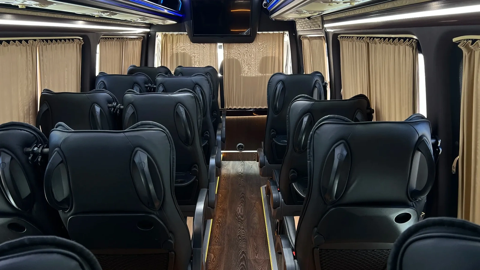 Салон Sprinter на 20 мест с ровным расположением кресел, оформленный для поездок по городу и за его пределами