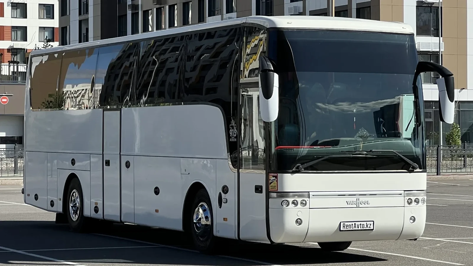 Ряд удобных кресел в туристическом автобусе VanHool, задействованном на междугородних автобусных перевозках из Астаны