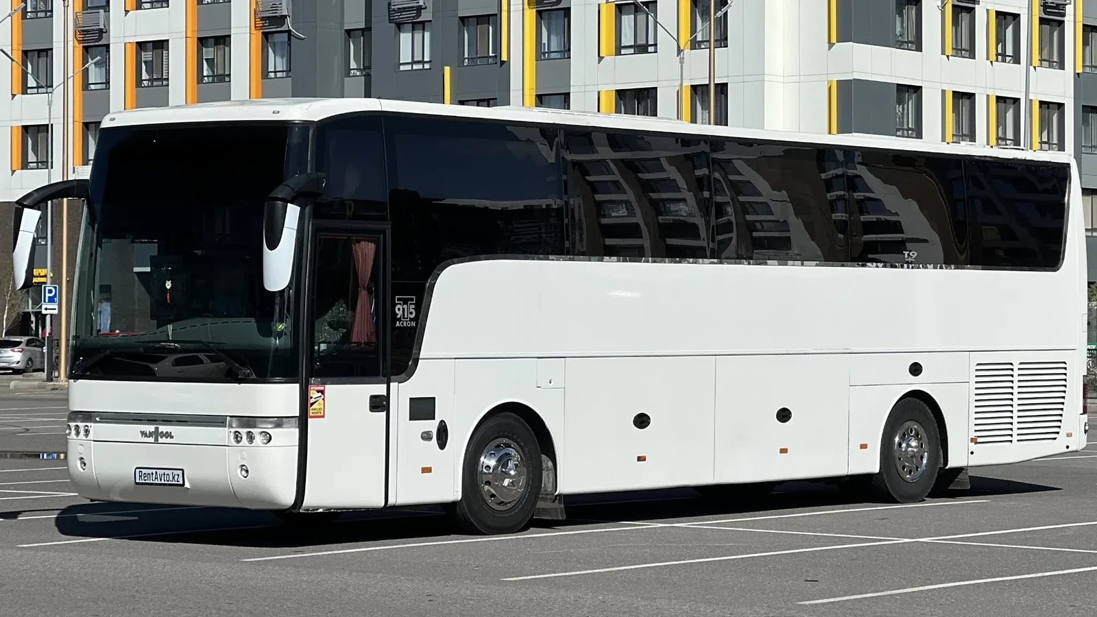Ряды сидений автобуса VanHool перед отправлением по маршруту из Астаны в Кокшетау