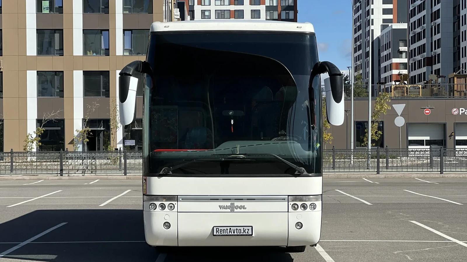 Салон автобуса VanHool на 50 мест с яркими чехлами кресел, используемого для групповых поездок