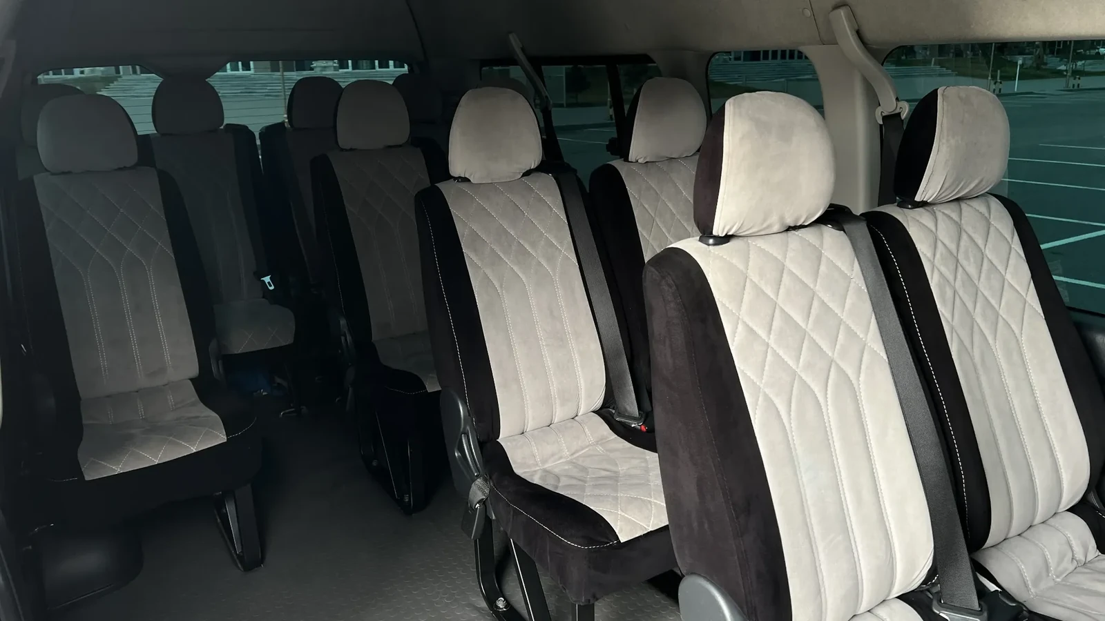 Toyota Hiace на 12 мест в светлом ракурсе возле зданий Астаны