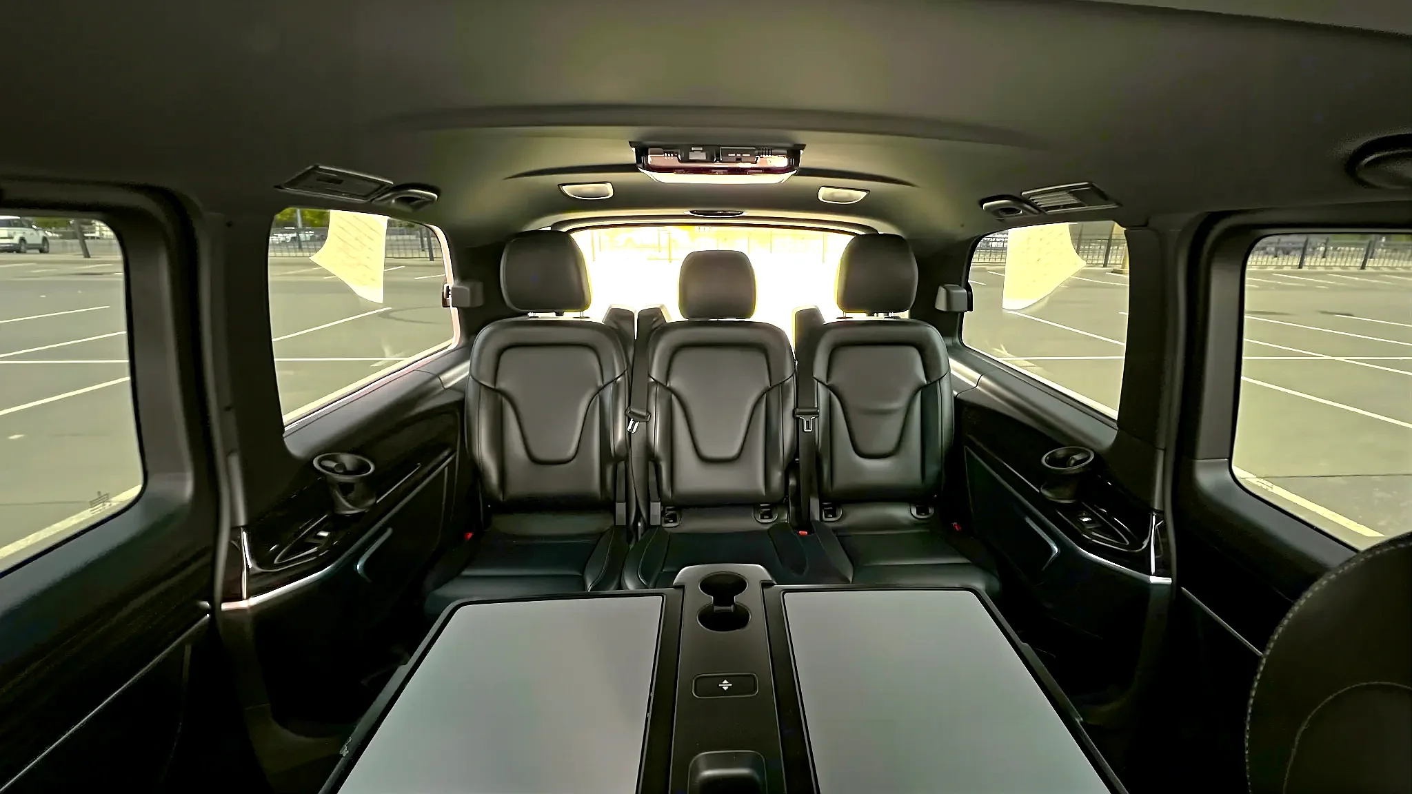 Mercedes-Benz V-Class показан задний салон, со раскрытым столом на среднем ряде сидений