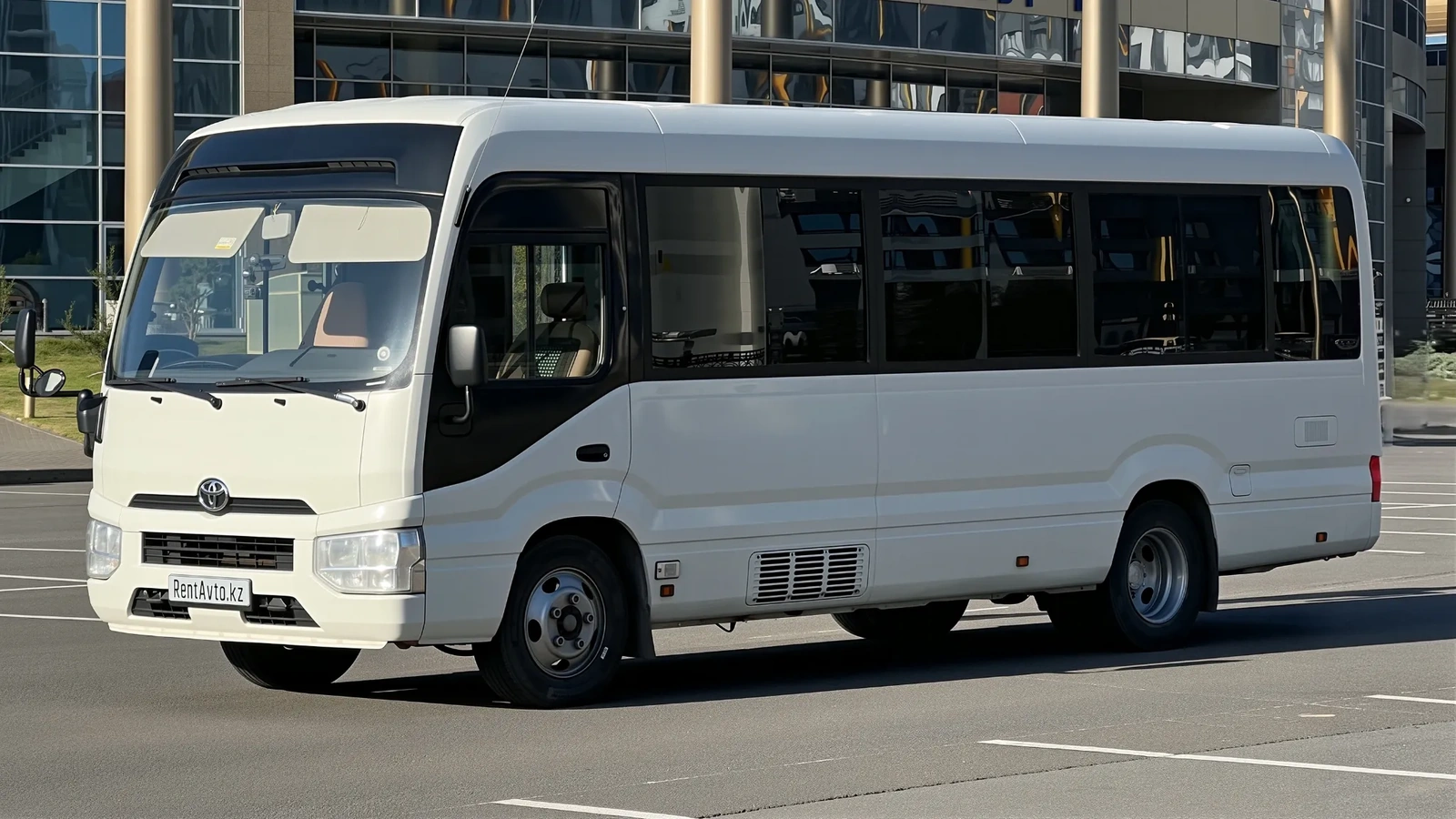Салон автобуса Toyota Coaster практичный на рейсах из Астаны в загородные зоны отдыха