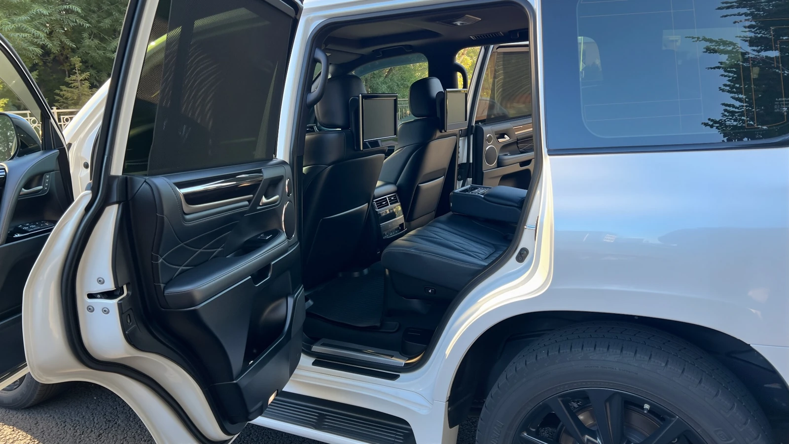 Посадка во второй ряд Lexus LX570, комфортная для городских поездок с водителем