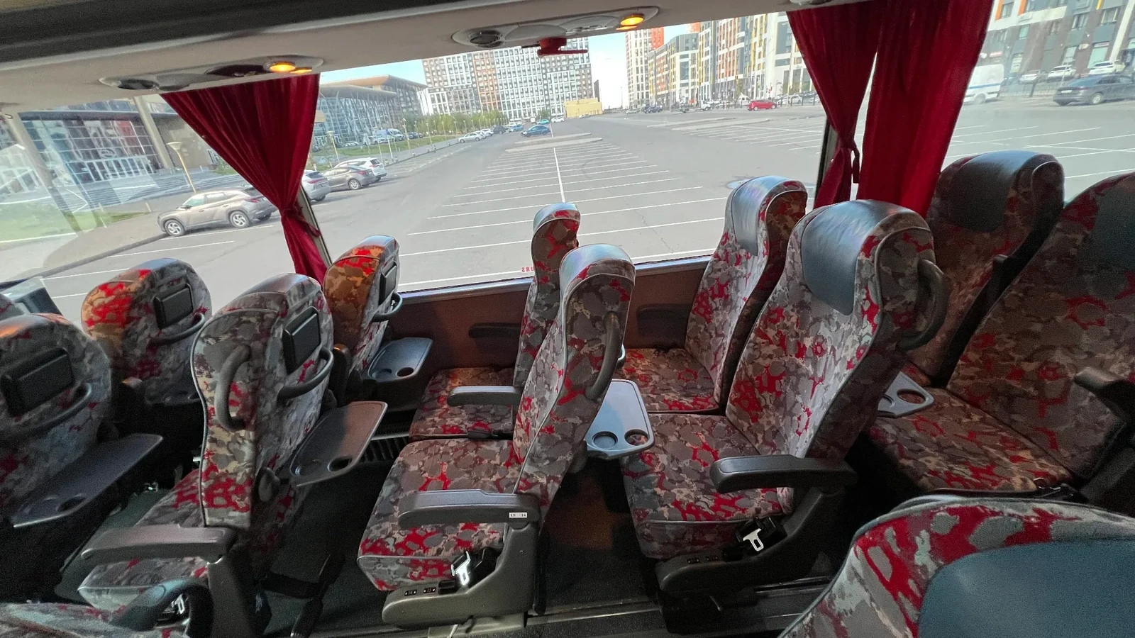 Комфортные сиденья автобуса на 50 мест, удобные при долгосрочной аренде транспорта под большие программы