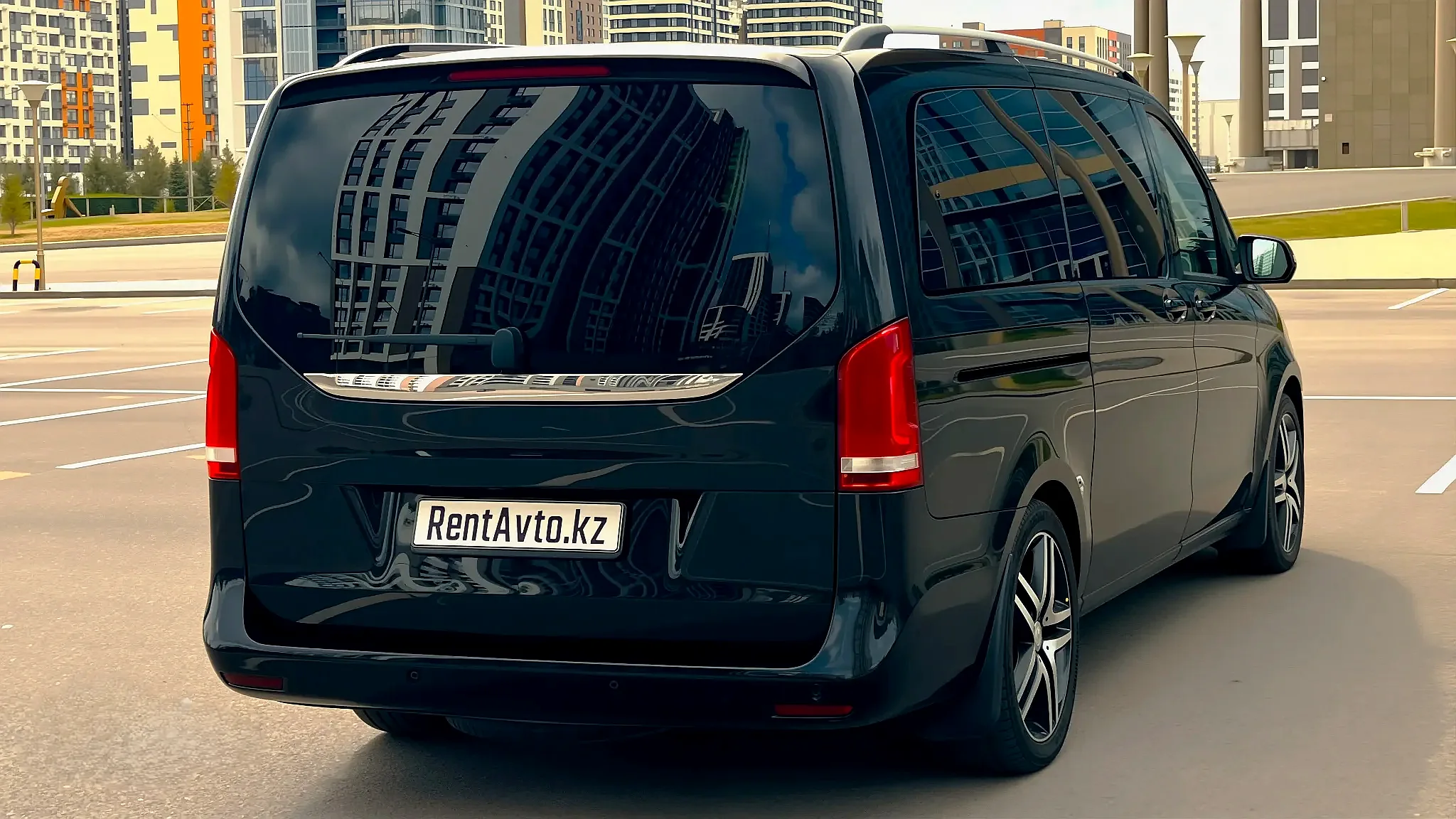 Задняя часть минивэна Hyundai Staria LUX с вертикальными фонарями и сдвижной дверью по правому борту