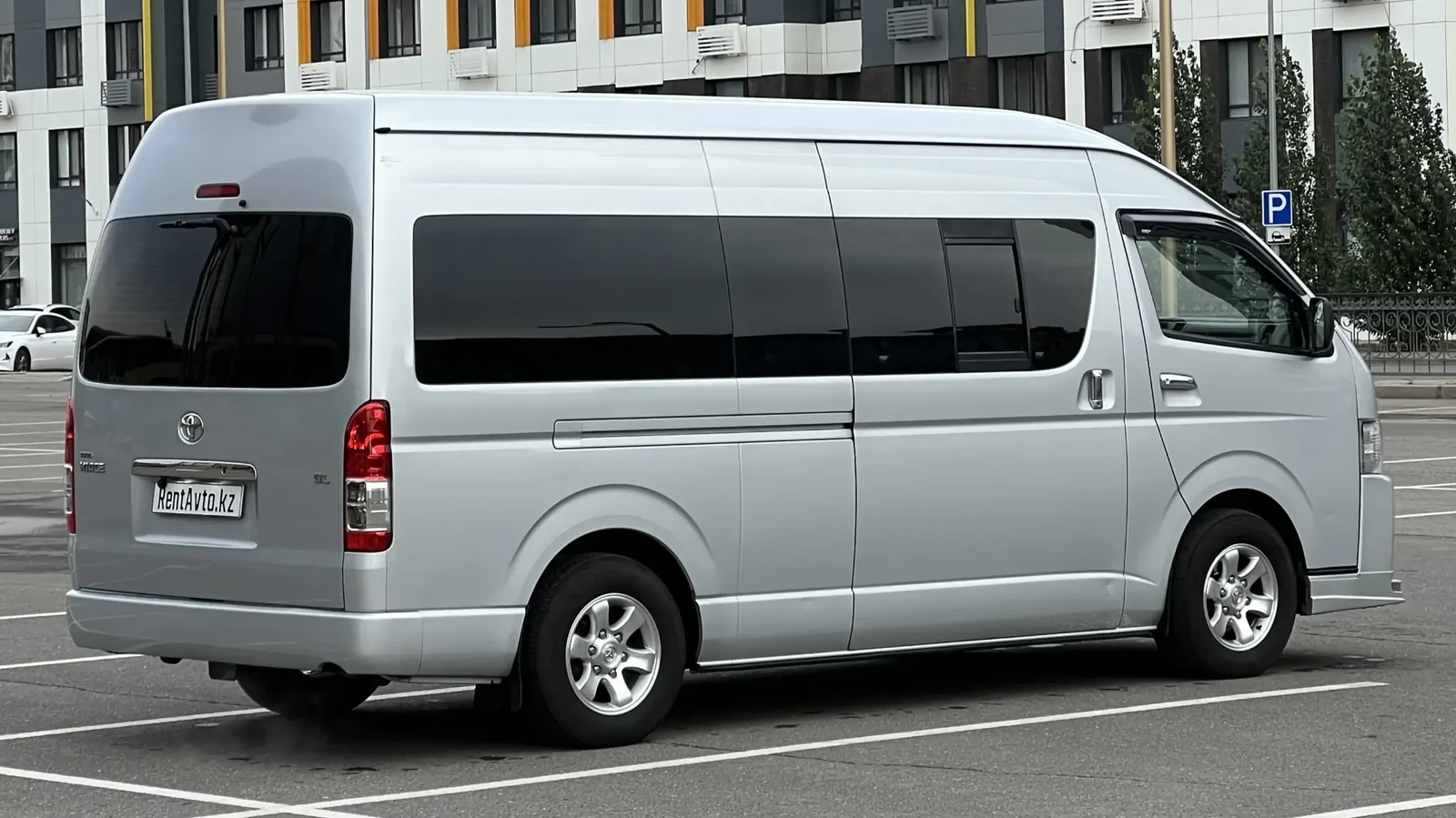 Toyota Hiace на 12 мест перед городским мероприятием на парковочной площадке