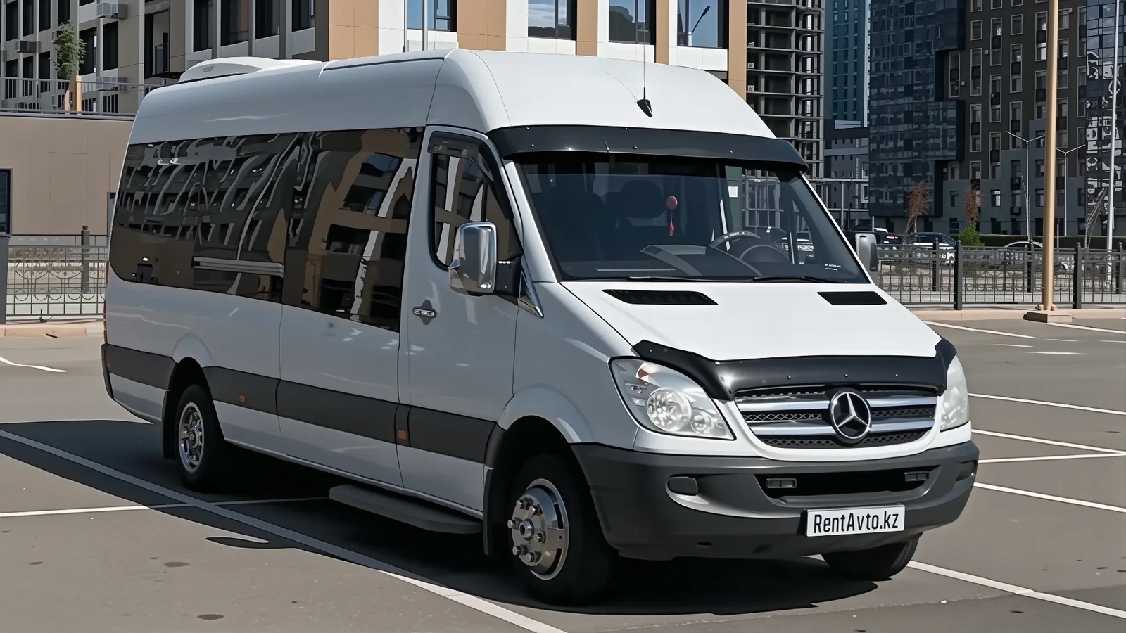 Багажный отсек Sprinter на 20 мест с широким проёмом, рассчитанный на крупные чемоданы при поездках по Казахстану